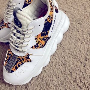 I’m selling these luxurious Versace shoes which is a 10 for mens feet